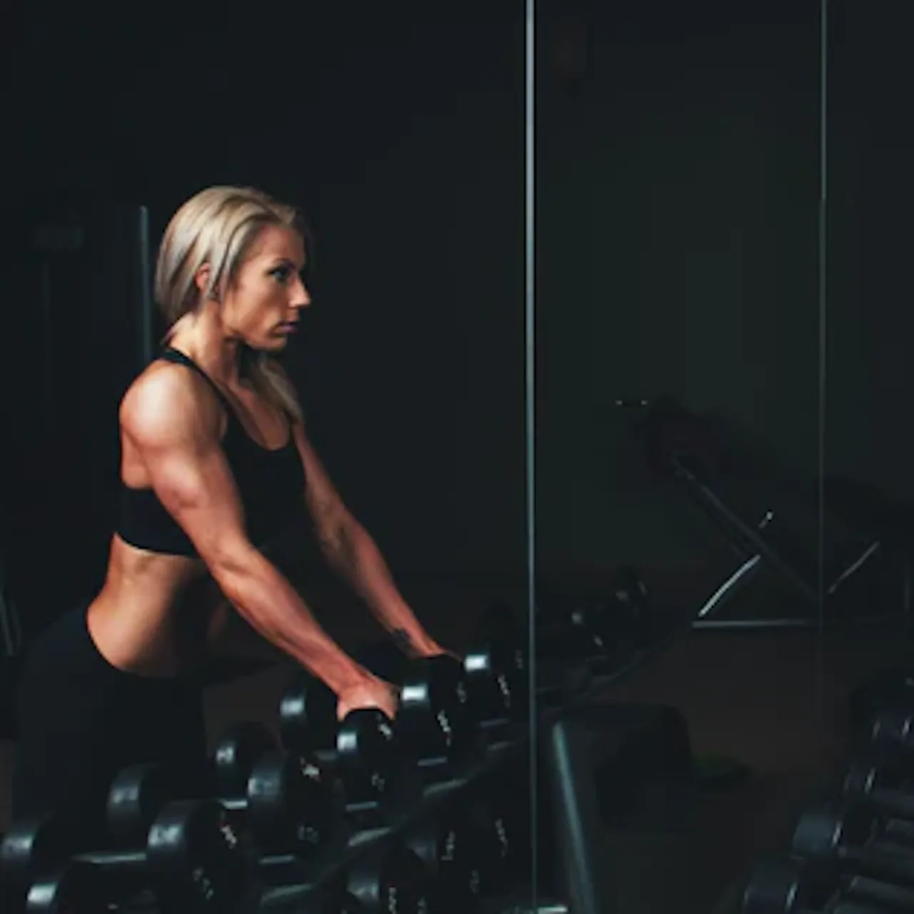 woman lifting dumbbells